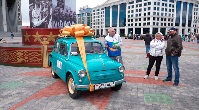 Выставка автомобилей «Ретро-Минск-2025» прошла на Октябрьской площади