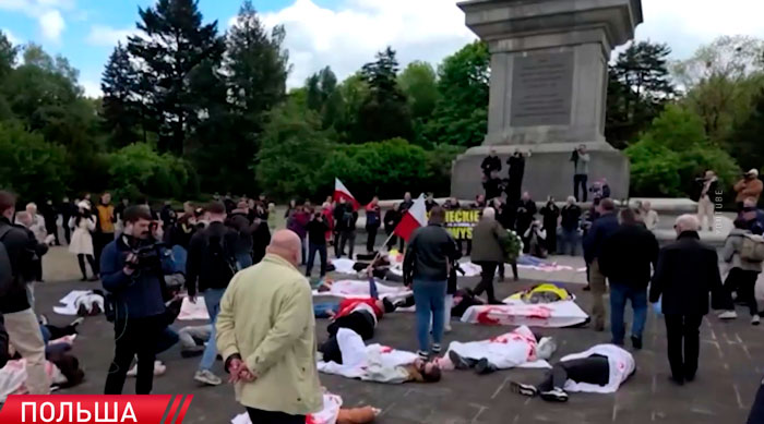 В Варшаве 9 Мая украинские активисты устроили беспорядки на кладбище советских воинов
