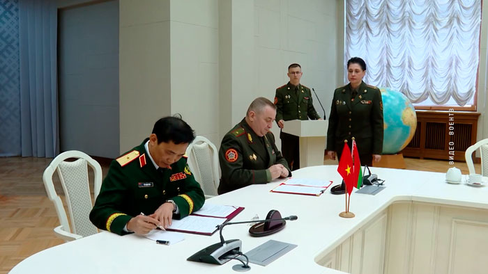 Министры обороны Беларуси и Вьетнама подписали план сотрудничества стран в военной сфере Министры обороны Беларуси и Вьетнама подписали план сотрудничества стран в военной сфере
