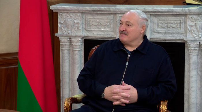 «Вам надо чаще бывать в Беларуси». Лукашенко лично проводил Президента Зимбабве в аэропорту