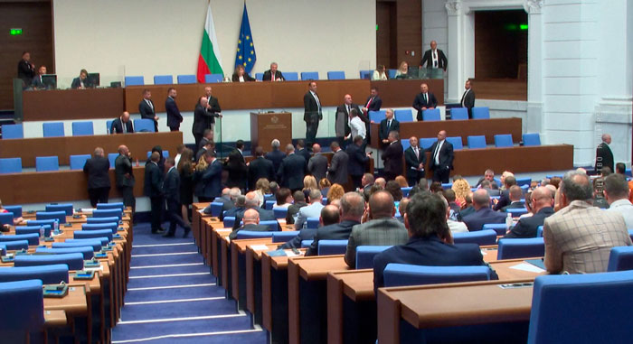 Болгарские депутаты устроили драку в парламенте из-за перехода страны на евро
