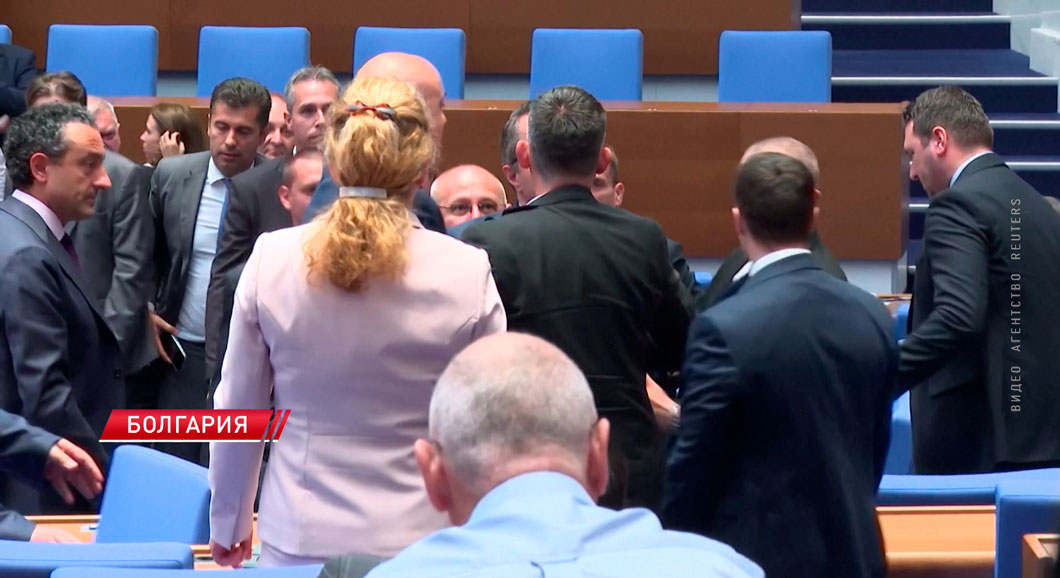 Болгарские депутаты устроили драку в парламенте из-за перехода страны на евро-2