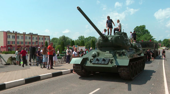 Выставка оружия и легендарные танки Т-34! В Славгороде встретили «Марш Победы»