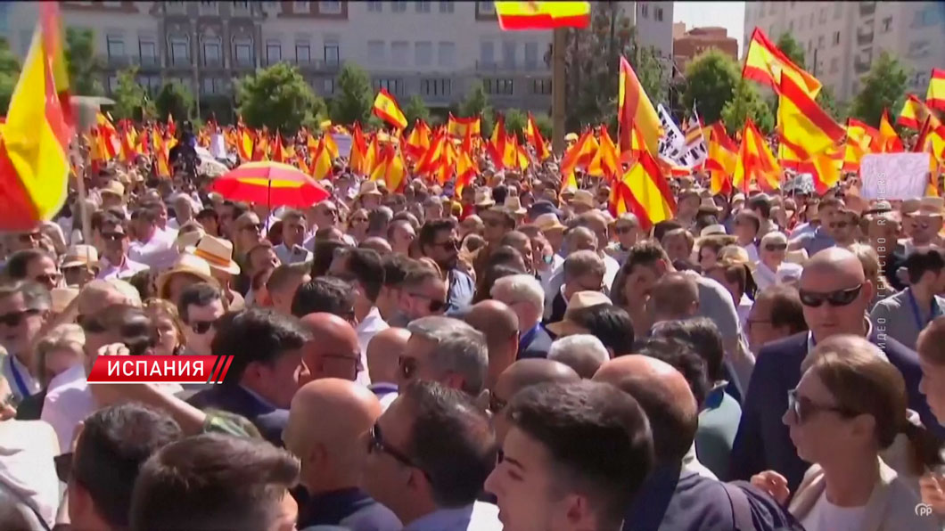  В Испании прошёл масштабный митинг с требованием отставки правительства-2