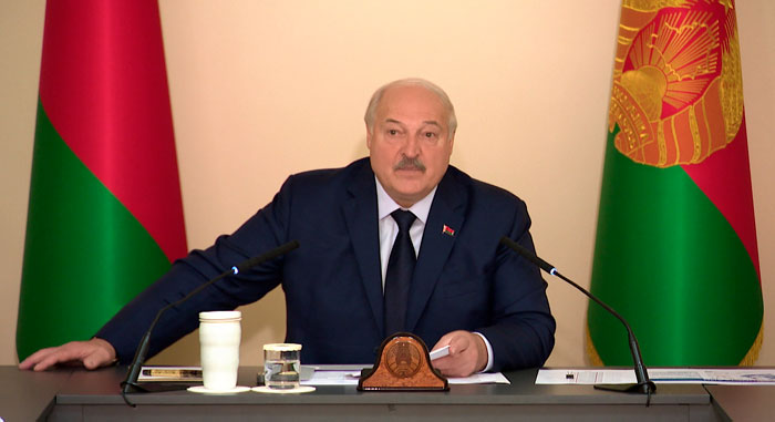 Лукашенко поручил разобраться в подготовке кадров для «Беларусьфильма»