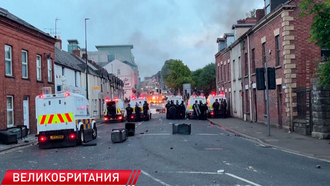 В Северной Ирландии демонстранты нападают на полицию и устраивают поджоги-2