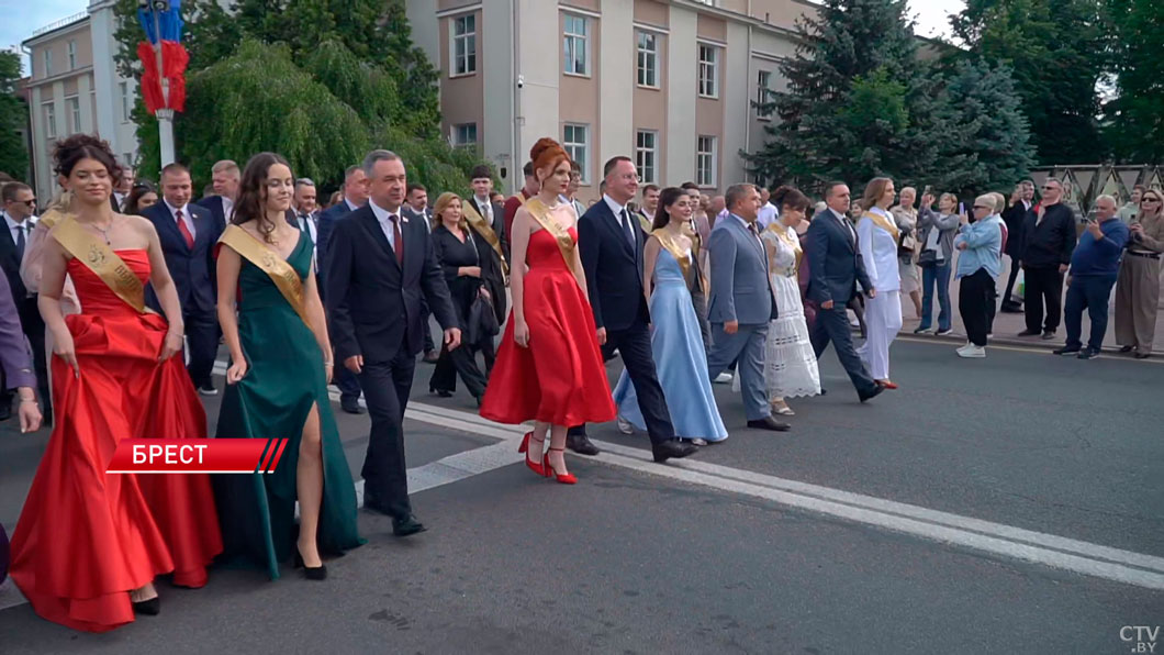 На пороге взрослой жизни! Во всех школах Беларуси проходят выпускные вечера-2