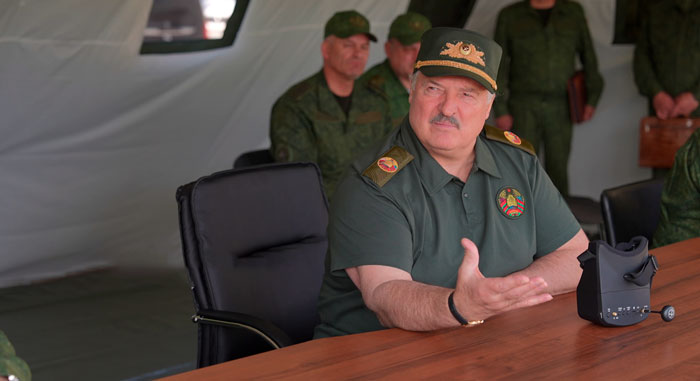 Лукашенко: автоматчики никуда не уходят, человек с ружьём – наше главное оружие