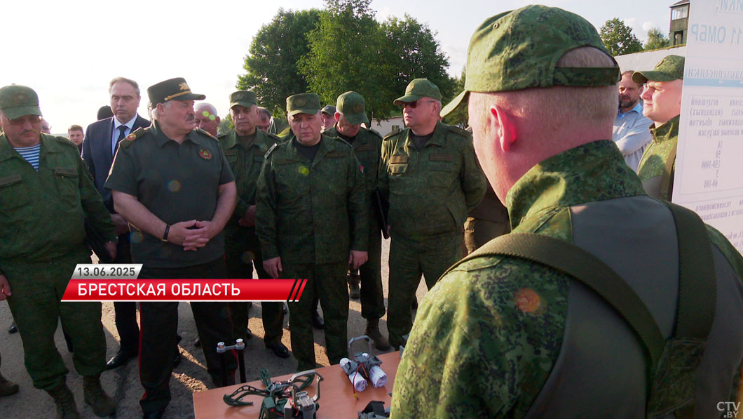 Молодец парень! Лукашенко похвалил военного, освоившего производство систем сброса для квадрокоптеров-4