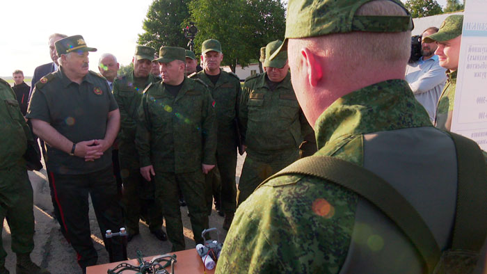 Молодец парень! Лукашенко похвалил военного, освоившего производство систем сброса для квадрокоптеров