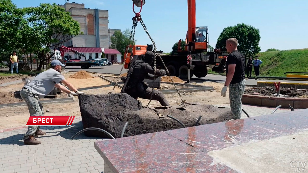 Подарок к 80-летию Победы – в Брест доставили памятник советским пограничникам-2