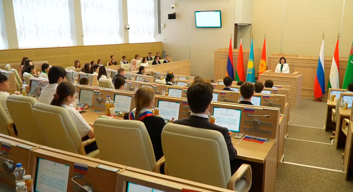 Участники форума «Дети Содружества» встретились с Натальей Кочановой