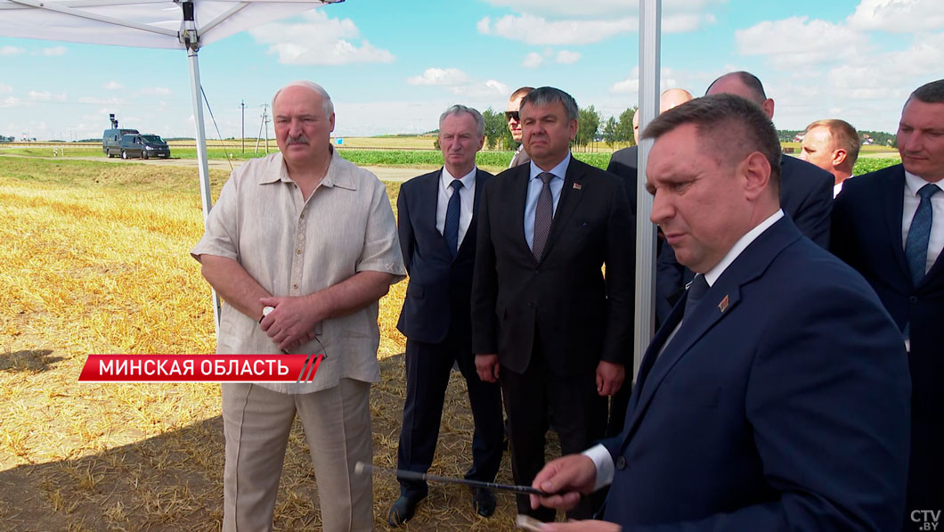 Лукашенко проинспектировал ход уборочной в хозяйстве «Озерицкий-Агро»-2
