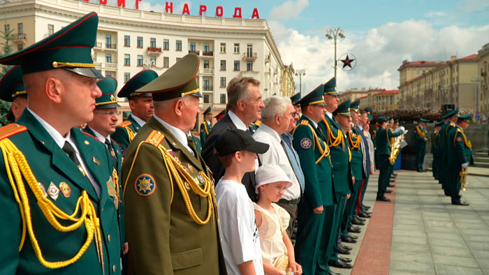 В память о героях ВОВ! На площади Победы возложили цветы в честь Дня пожарной службы