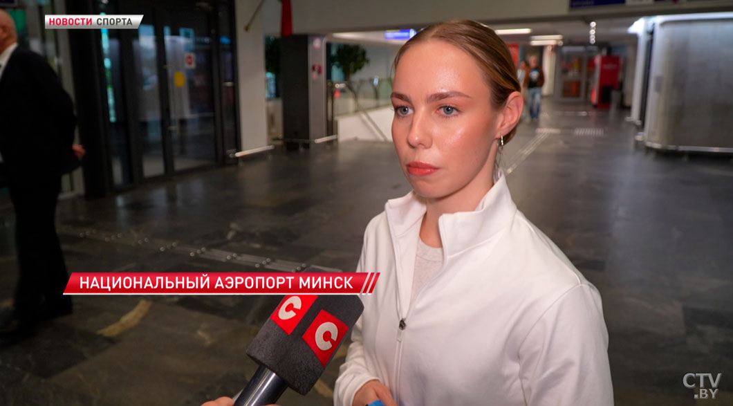 Двукратного призёра ЧМ по водным видам спорта торжественно встретили в аэропорту Минска-2