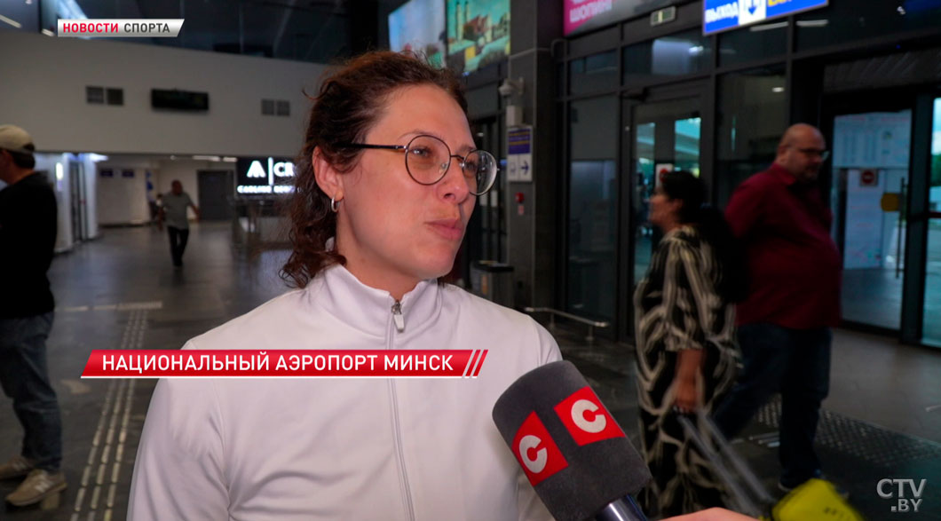 Двукратного призёра ЧМ по водным видам спорта торжественно встретили в аэропорту Минска-4