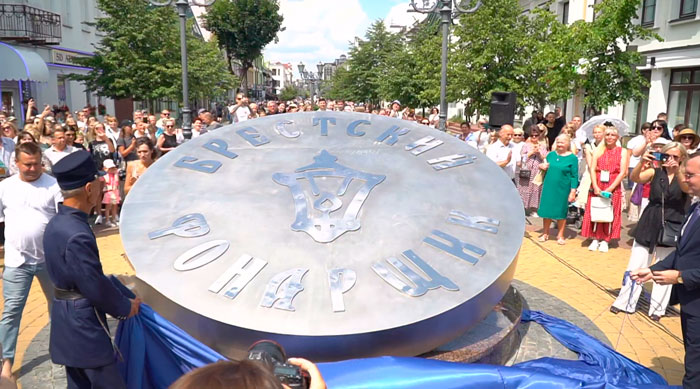 Трёхметровая пуговица! В Бресте на пешеходной улице появилась новая достопримечательность