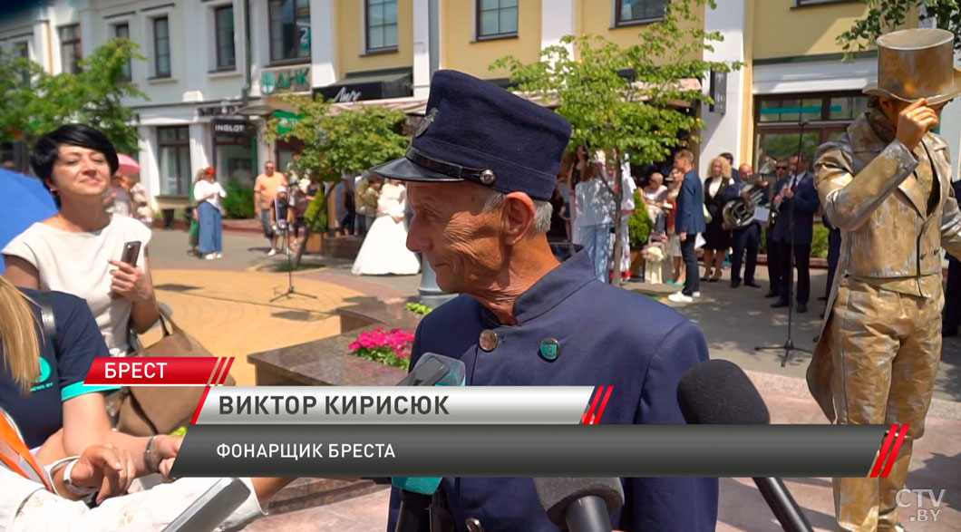 Трёхметровая пуговица! В Бресте на пешеходной улице появилась новая достопримечательность-2