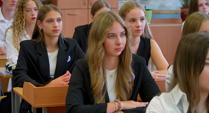 В более чем 240 школах Минска прошёл первый урок «Эстафета поколений: сохраняя прошлое, создаём будущее»