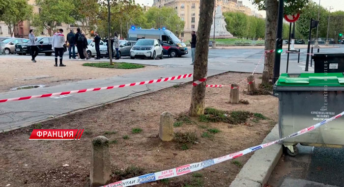 В Париже неизвестный напал с ножом на прохожих В Париже неизвестный напал с ножом на прохожих