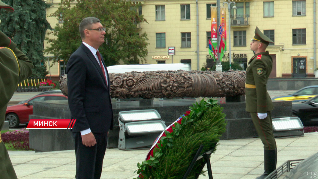 Губернатор Владимирской области возложил цветы к подножию монумента Победы-4