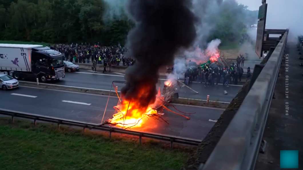 Полиция во Франции разгоняет протесты слезоточивым газом, задействована бронетехника Полиция во Франции разгоняет протесты слезоточивым газом, задействована бронетехника