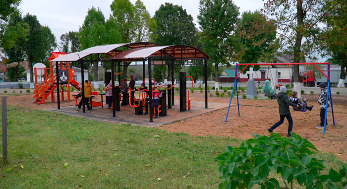 В посёлке Холопеничи открылся обновлённый центральный парк