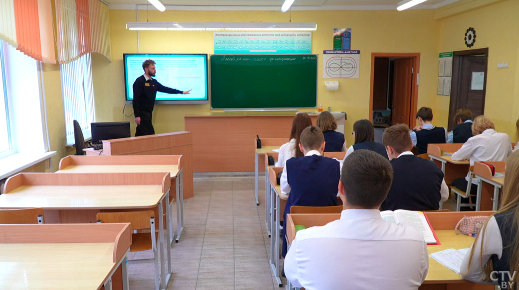 Тренд в образовании – быть с ребёнком на одной волне. Пообщались с учителем из педагогической династии-8