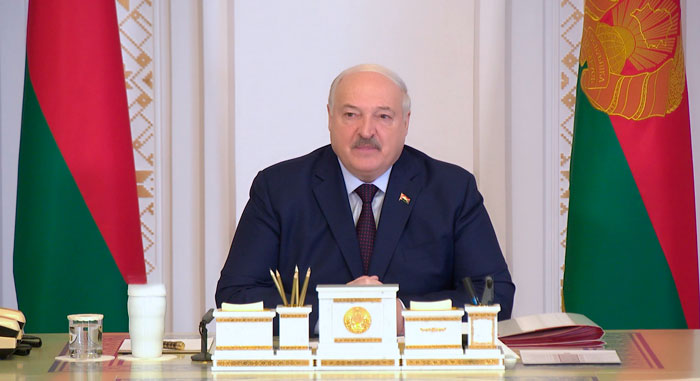 Нести ответственность и не отпихиваться от людей! Лукашенко об акцентах в работе местной вертикали Нести ответственность и не отпихиваться от людей! Лукашенко об акцентах в работе местной вертикали