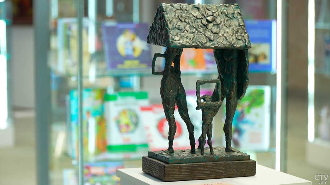 Трогательность и неугасаемое тепло – побывали на выставке, посвящённой семье-12