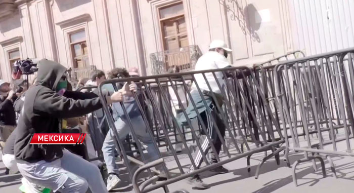 В Мексике вспыхнули массовые протесты после убийства мэра города Уруапана