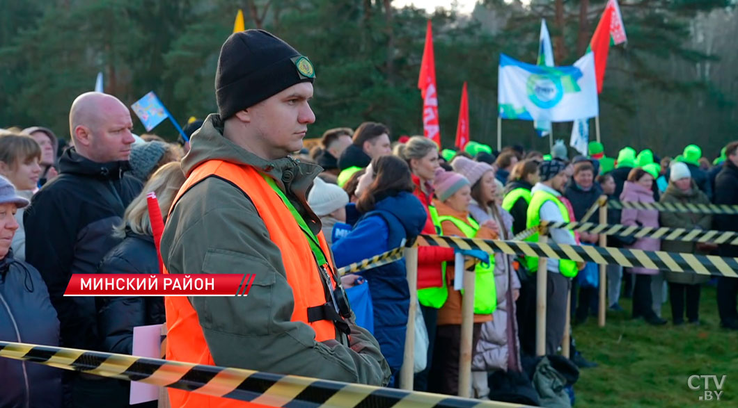 Сражаются около 40 команд! Как под Минском проходит IV чемпионат по колке дров среди СМИ-2