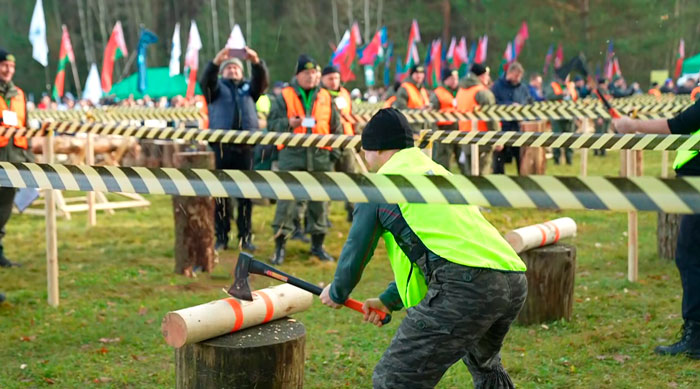 Сражаются около 40 команд! Как под Минском проходит IV чемпионат по колке дров среди СМИ Сражаются около 40 команд! Как под Минском проходит IV чемпионат по колке дров среди СМИ