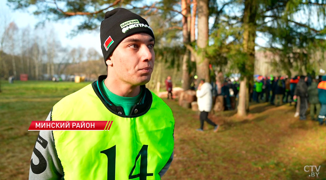 Сражаются около 40 команд! Как под Минском проходит IV чемпионат по колке дров среди СМИ-10