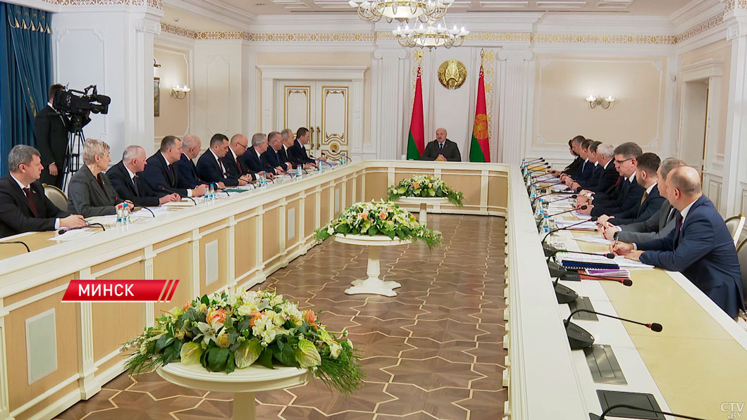 Людям нужен конкретный и понятный документ! Лукашенко представили два варианта программы пятилетки-2