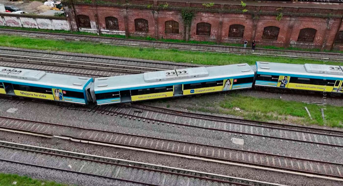 В Аргентине пригородный поезд сошёл с рельсов – 19 человек пострадали