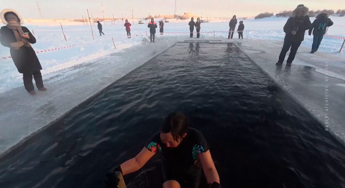 Якутские «моржи» поприветствовали зиму заплывом в проруби