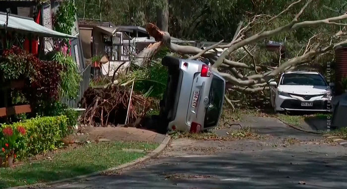 Около 100 тыс. жителей Австралии остались без электричества из-за мощного шторма