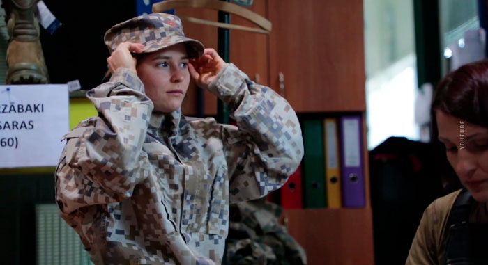 Латвия планирует призывать женщин в армию с 2028-го для наращивания военной мощи