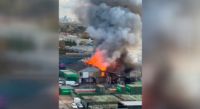 Около 200 расчётов ликвидировали сильный пожар на западе Лондона
