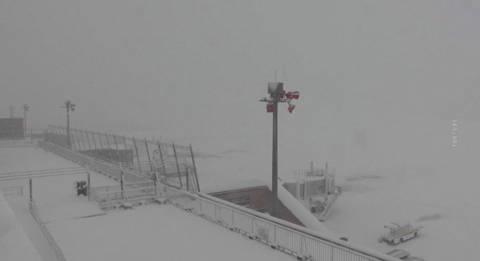 Снежный шторм парализовал движение на севере Японии