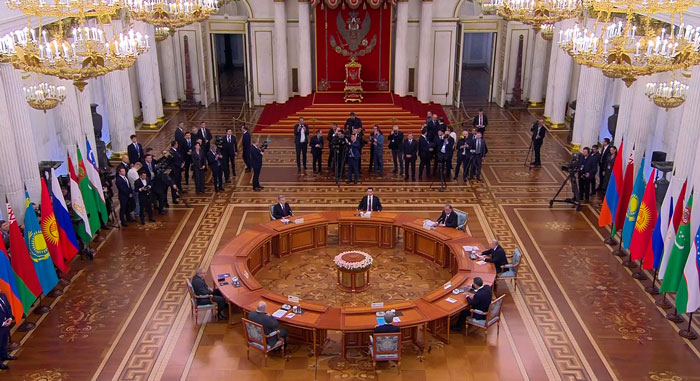 Рабочий визит Лукашенко в Россию продолжился неформальной встречей лидеров стран СНГ в Эрмитаже Рабочий визит Лукашенко в Россию продолжился неформальной встречей лидеров стран СНГ в Эрмитаже