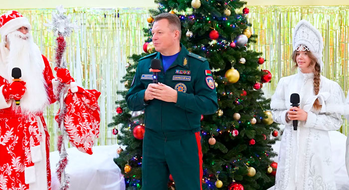 Сотрудники МЧС в канун новогодних праздников поздравили воспитанников Молодечненской школы-интерната