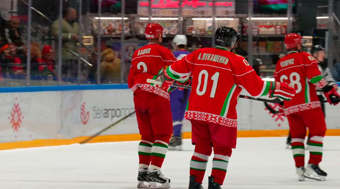 Команды Президента Беларуси и Брестской области скрестили клюшки на «Олимпик-Арене»