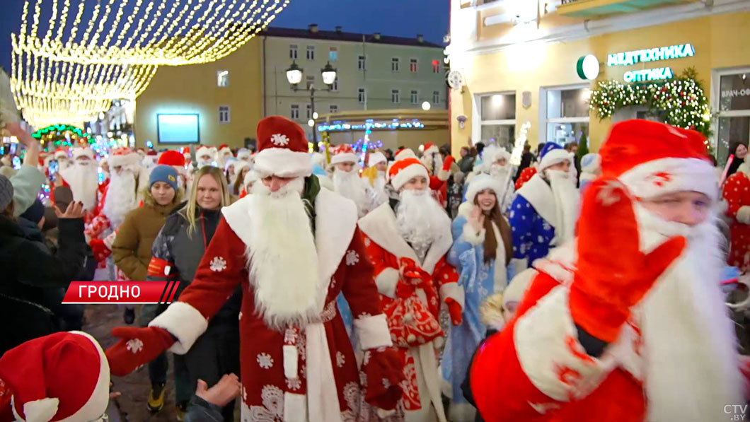 Шествие новогодних персонажей и ярмарки с ароматными угощениями! Какая атмосфера царит на улицах Беларуси?-8