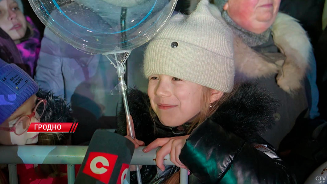 Шествие новогодних персонажей и ярмарки с ароматными угощениями! Какая атмосфера царит на улицах Беларуси?-10