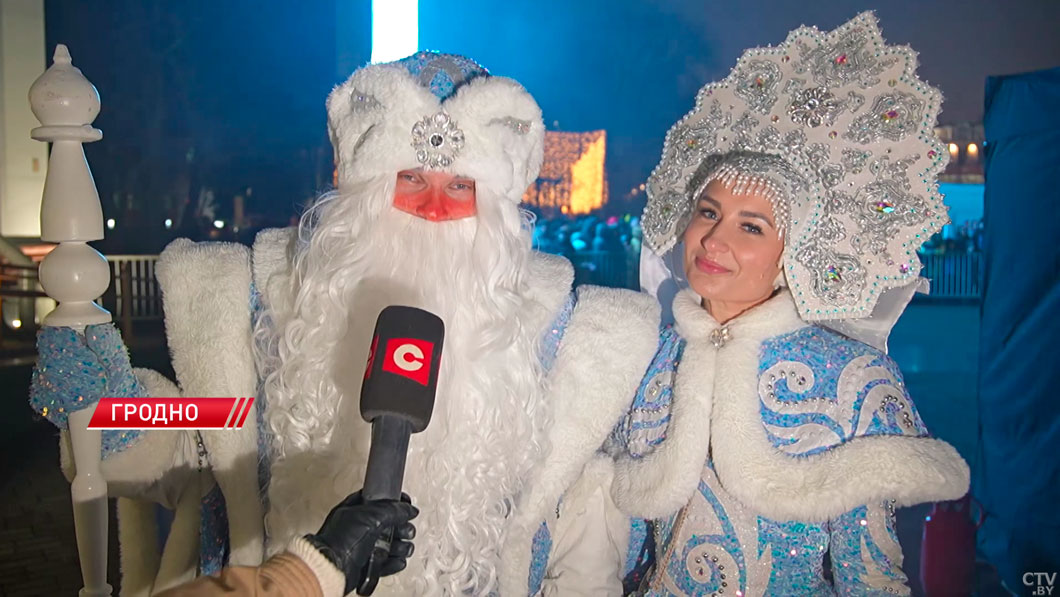 Шествие новогодних персонажей и ярмарки с ароматными угощениями! Какая атмосфера царит на улицах Беларуси?-14