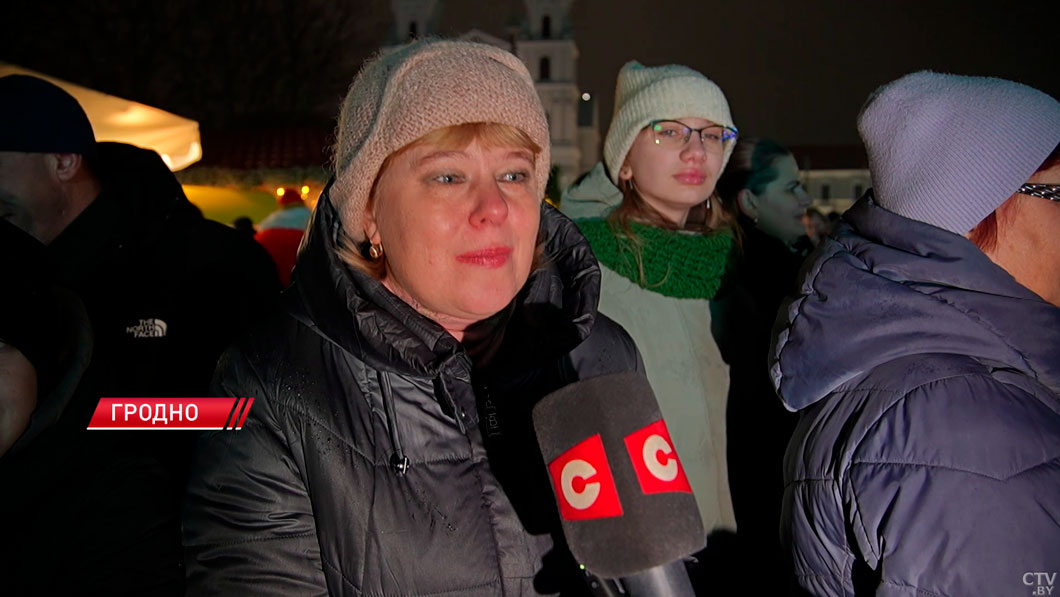 Шествие новогодних персонажей и ярмарки с ароматными угощениями! Какая атмосфера царит на улицах Беларуси?-12