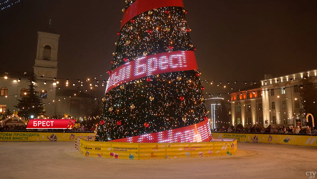 Шествие новогодних персонажей и ярмарки с ароматными угощениями! Какая атмосфера царит на улицах Беларуси?-2