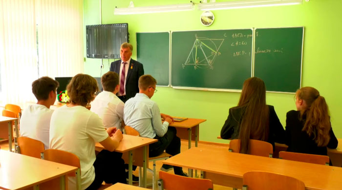Лукашенко поздравил народного учителя Беларуси Альфреда Ладыко с юбилеем